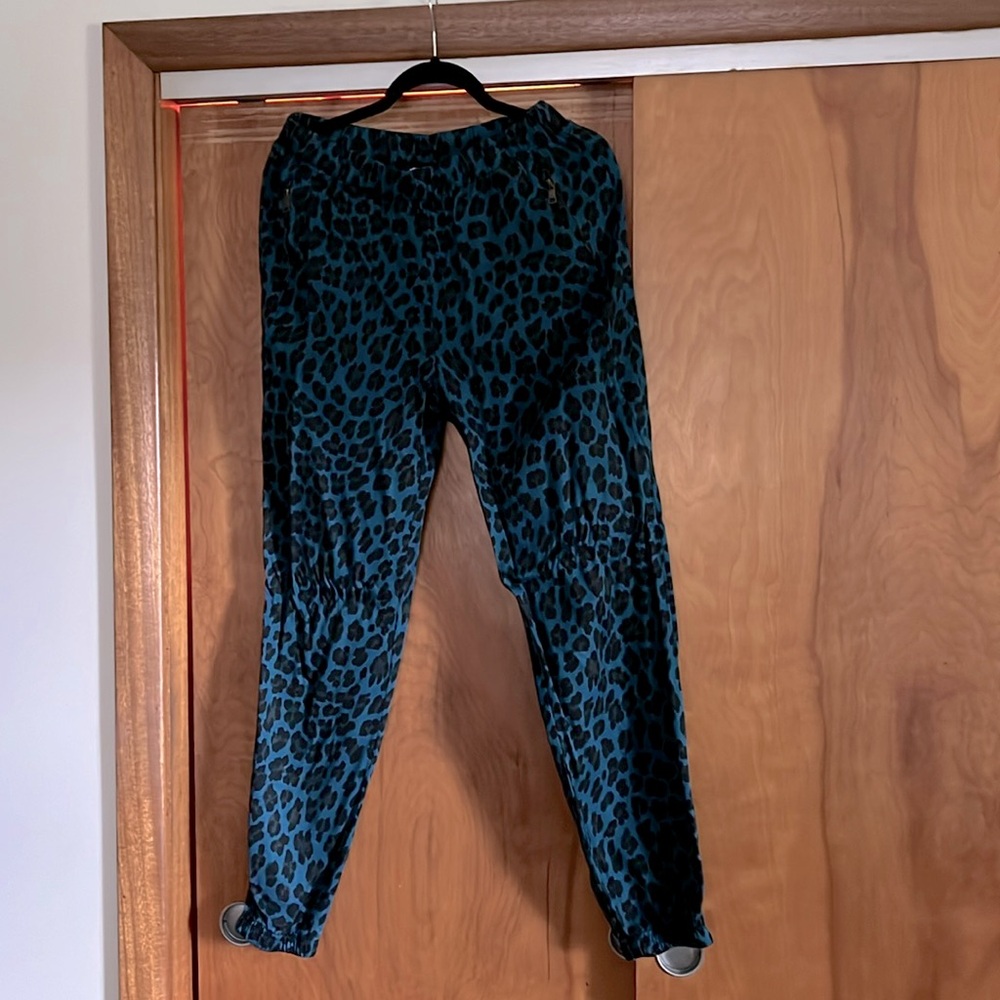 Young fabulous. Size M pants. Animal print blue, black and grey.